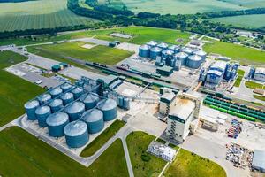 producción de sostenible combustible llamado bio gas. nuevo fábrica en campo. ver desde arriba. ecológico producción. foto