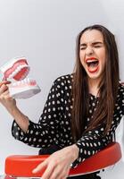 mujer con cerrado ojos y abrió boca. joven niña participación abrió educativo dentista mandíbula cerca rostro. dental concepto. gracioso emociones foto