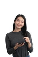 un mujer es participación un célula teléfono y sonriente. ella es vistiendo un gris camisa y tiene tirantes en su dientes. aislado en blanco antecedentes. foto