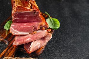 ahumado Cerdo carne Cocinando comiendo aperitivo comida comida bocadillo en el mesa Copiar espacio comida antecedentes rústico parte superior ver foto