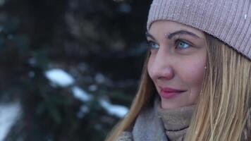 fechar-se. lindo feliz menina dentro uma luz chapéu dentro uma floresta ao ar livre video