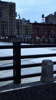 ein Aussicht von ein Stadt von ein Brücke beim Nacht video