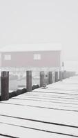 oud houten dok met huis in de Noors zee video