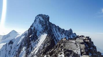 un montaña pico con nieve en parte superior foto