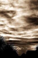 un negro y blanco foto de un cielo con nubes