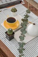 café y un planta en un mesa foto