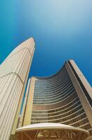 un alto edificio con un azul cielo en el antecedentes foto