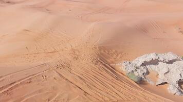 drone vol plus de le le sable dunes de le désert dans le uni arabe émirats video