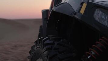 une petit chariot des stands sur une le sable dune dans le désert de Dubai video