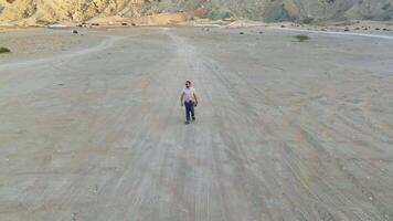 une drone autour homme en marchant le long de une déserté route video