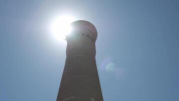 visie van de oude minaret Aan een zonnig dag video