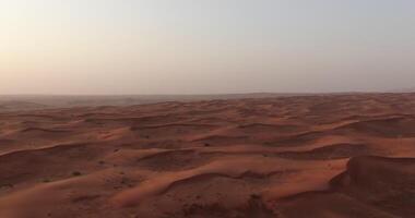 das Drohne fliegt Über ein Gruppe von atvs Stehen auf das Wüste Sand video