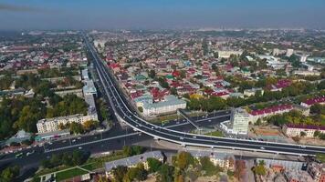 el zumbido moscas terminado el carreteras y carreteras de el ciudad con Moviente carros. nublado verano día video