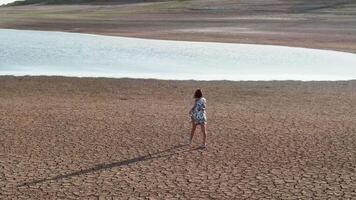 tiroteio a partir de uma zangão caminhando ao longo uma seco lago menina video