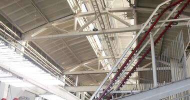panorama do uma ampla montagem corredor com metal estruturas dentro uma fábrica video