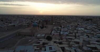 een dar vliegt over- de oud stad en de beroemd gedenkteken complex ikalyan poi kalon complex en poi kalon minaret n bukhara Bij dageraad video