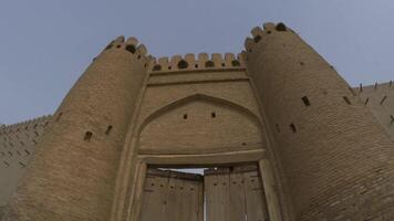 wijde hoek visie van de talipach poort Bij de oude vesting muur in bukhara video