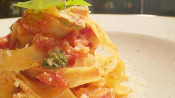 presentation av en klar att äta pasta maträtt på kamera video