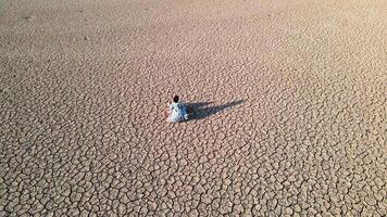 tournage de une drone en marchant le long de une séché Lac fille video