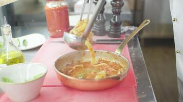 das Koch dient ein Gericht mit fertig Pasta video