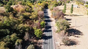 Antenne ein Berg Straße mit ein Drohne auf ein sonnig Tag video