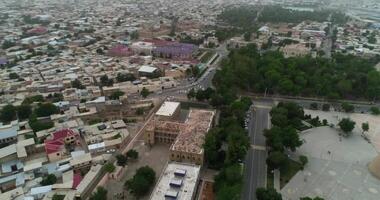 Drohne Flug beim Dämmerung Über das alt Stadt im Buchara video