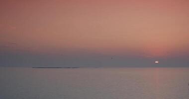 stil meer in kalmte weer gedurende zonsondergang video