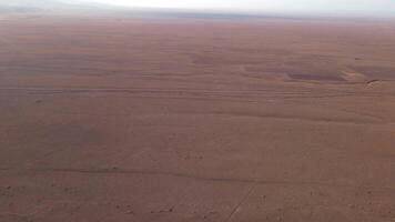 zangão voar em deserto areia dunas às pôr do sol video