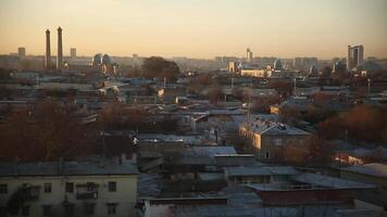 nascer do sol sobre a cidade em uma nublado manhã. video