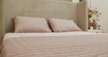 fechar-se do roxa almofadas com floral padrões e roxa cobrir em a cama. video