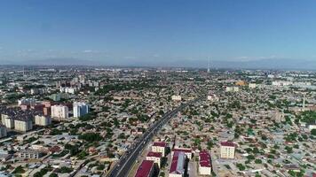 un panorama de un residencial zona de Tashkent disparar desde un zumbido en el tarde video