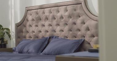 Nahansicht von lila Kissen mit Blumen- Muster und lila Startseite auf das Bett. video