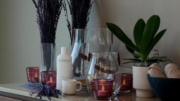 une ensemble de produits de beauté, accessoires et fleurs sur une étagère dans une pièce de un coûteux luxe Hôtel. video