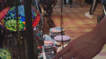 un calle tienda en dubai con recuerdos y asiático joyería video