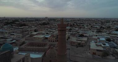 en Drönare flugor runt om de känd minnesmärke komplex kalyan poi kalon komplex och poi kalon minaret, poi kalan eller po-i-kalyan i bukhara på gryning video