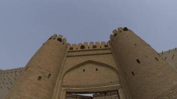 wijde hoek visie van de talipach poort Bij de oude vesting muur in bukhara video