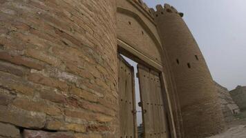 angolo ampio Visualizza di il talipach cancello a il antico fortezza parete nel bukhara video