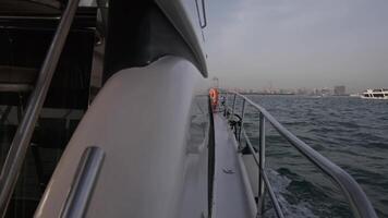 visie van een privaat jacht naar de wolkenkrabbers van Dubai Aan de kust video