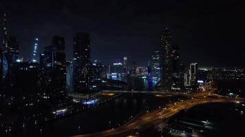 volante un' fuco al di sopra di un' notte dubai. aereo Visualizza video