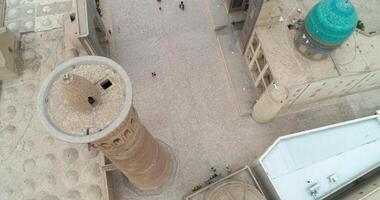 Haut vue de une drone de le célèbre Mémorial complexe poi kalon minaret dans Boukhara video