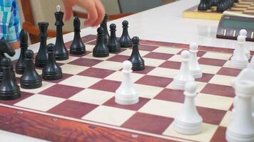 Kinder sind spielen Schach Innen- video