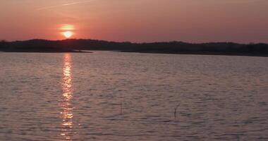 stil meer in kalmte weer gedurende zonsondergang video