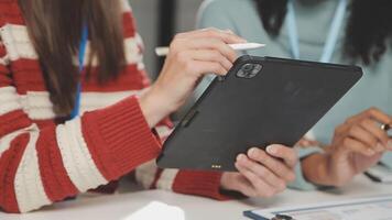 bedrijf team vergadering werken met nieuw opstarten projecteren, discussie en analyse gegevens de grafieken en grafieken. digitaal tablet, rekenmachine, laptop computer gebruik makend van, bedrijf financiën en accounting concept. video