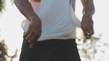 fitness, homem e bebendo água para hidratação ou pausa depois de corrida exercício, exercite-se ou Treinamento dentro natureza. masculino corredor com refrescante beber dentro recuperação a partir de cardio exercício ou caminhada ao ar livre video