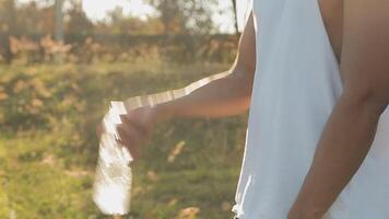 aptitude, homme et en buvant l'eau pour hydratation ou Pause après fonctionnement exercer, faire des exercices ou formation dans la nature. Masculin coureur avec rafraîchissant boisson dans récupération de cardio exercice ou randonnée en plein air video