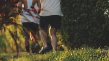 atletisch loper aan het doen uitrekken oefening, voorbereidingen treffen voor rennen in de natuur met de stad in achtergrond. gezond levensstijl video