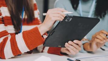 företag team möte arbetssätt med ny börja projekt, diskussion och analys data de diagram och grafer. digital läsplatta, kalkylator, bärbar dator dator använder sig av, företag finansiera och bokföring begrepp. video