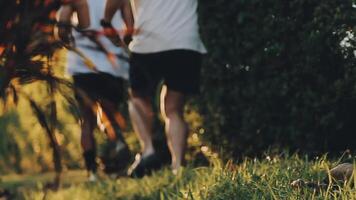 athlétique coureur Faire élongation exercer, en train de préparer pour fonctionnement dans le la nature avec le ville dans Contexte. en bonne santé mode de vie video