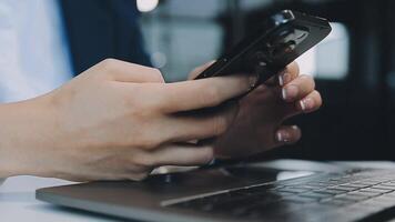 mãos segurando um cartão de crédito e usando o laptop. compras online video