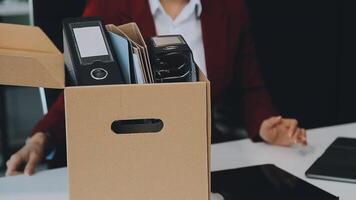 trastornado hembra empleado embalaje pertenencias en caja, frustrado estresado niña consiguiendo despedido desde trabajo Listo a salir en último día a trabajar. triste oficina trabajador desesperado desde trabajo video